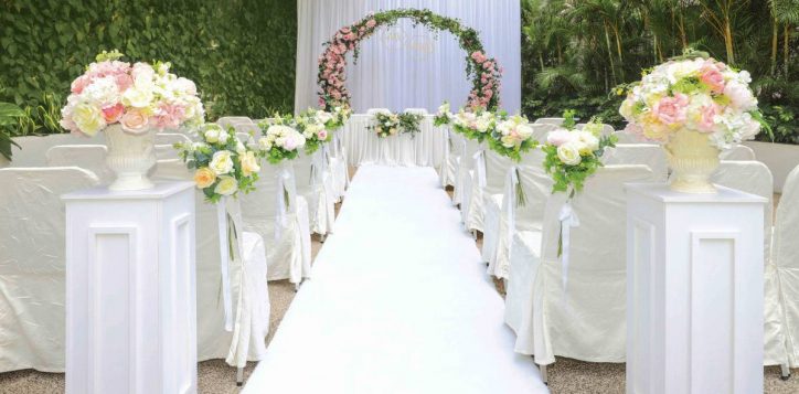 pool-wedding-stage-aisle-2-2