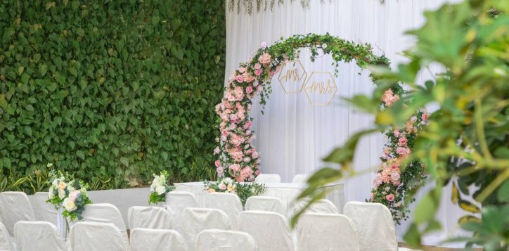 poolside-wedding-stage-green-wall-2