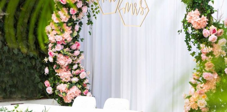 poolside-wedding-table-arch-2