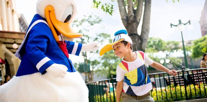 donald-duck-at-hong-kong-disneyland-1920x1080-2